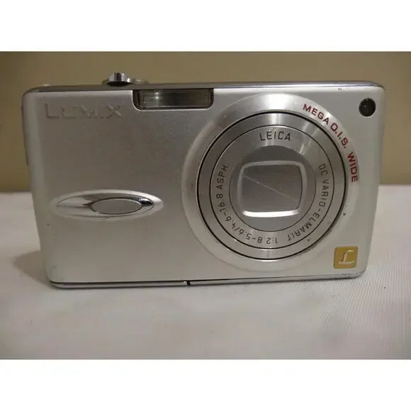 Panasonic LUMIX DMC-FX01 6.0MP Digital Camera Silver. For repair.