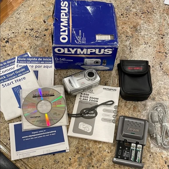 Olympus D-545 Zoom Camedia Digital Camera Kit 1GB XD Card - Battery Charger Case