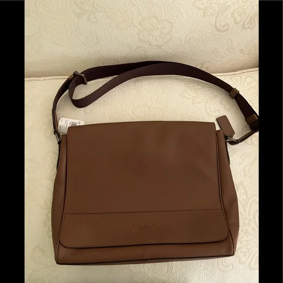 Houston Messenger leather briefcase with a large flap and a magnetic closure-NWT
