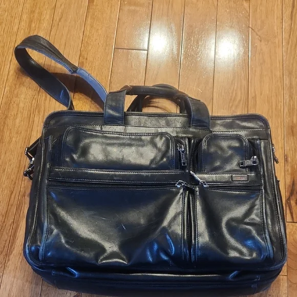 TUMI Black Leather Briefcase Laptop Messenger Bag P-001