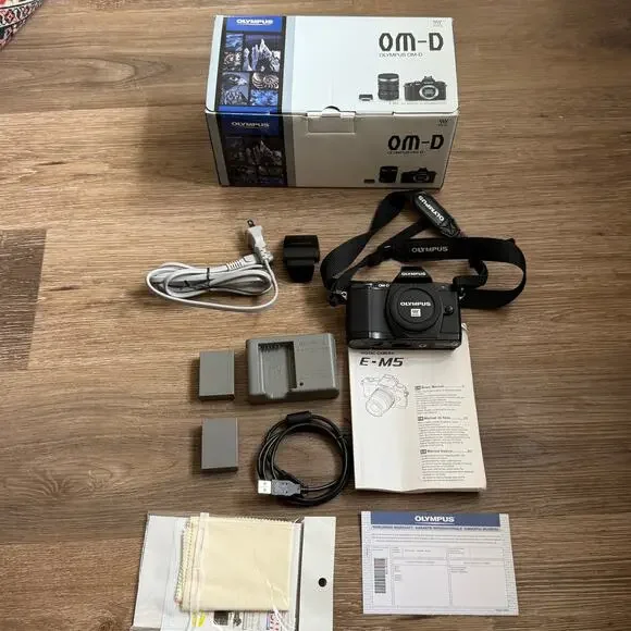 OLYMPUS OM-D E-M5 16MP DIGITAL CAMERA BODY FLASH BATTERIES CHARGER OG BOX
