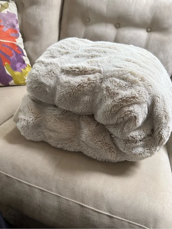 Pottery Barn Ruched Faux Fur Throw Blanket 50x60 Cream EUC