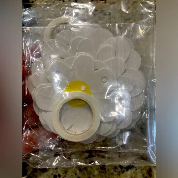 New and sealed 2 pack of daisy banner with string