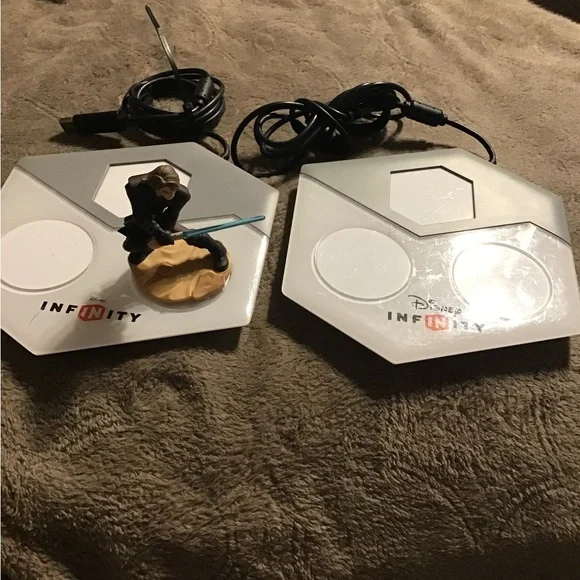 Disney Infinity Anakin Skywalker Star Wars Figure and 2- infinity Por.Base Pads