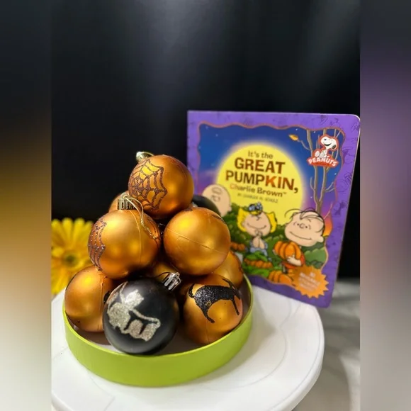 12 Halloween Plastic Decoration Balls/“It’s The Great Pumpkin Charlie Brown Book