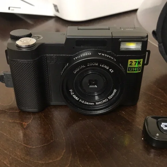 Very lightly used CMOS digital zoom lens camera
