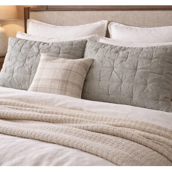 SET OF 2 POTTERY BARN EVERYDAY LINEN COMFORT QUILTED STANDARD SHAMS