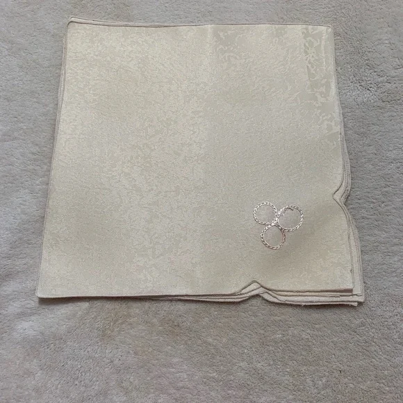 Beautiful bundle of 6 napkin for table nwt