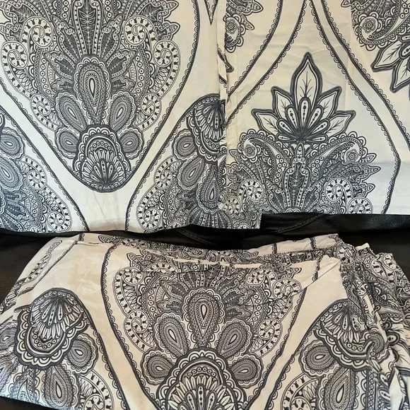 Pottery Barn Navy and White Paisley Duvet Cover With 2 Euro Shams​