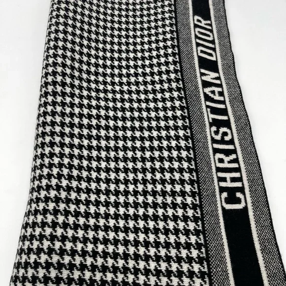 30 MONTAIGNE SCARF Black and White Blended Cashmere Knit 80” long 19” wide