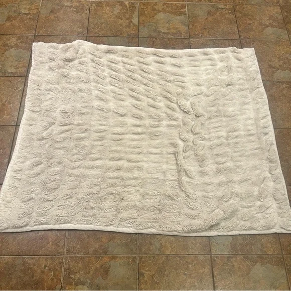 Pottery Barn Faux Fur Soft Textured Throw 50x60 Grey Very Soft Heavy