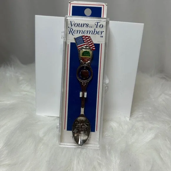 Oregon Souvenir Spoon Yours‎ To Remember Myrtlewood Tree Collectible