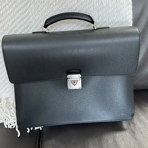 Authentic Louis Vuitton Briefcase Gently Used. No key included.