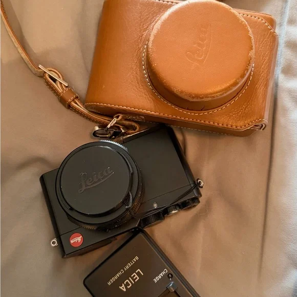 Leica D-Lux typ 109 with Brown Leather Case - Black/ Brown