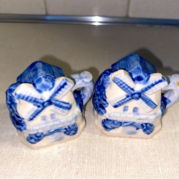 Vintage Windmill Salt And Pepper Shakers Japan White with Blue‎