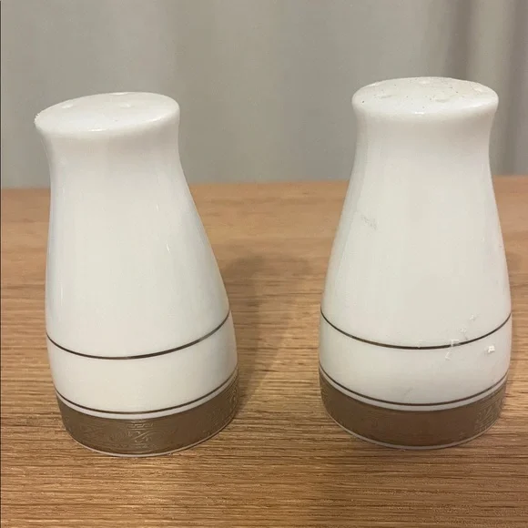 Crestwood Platinum Salt & Pepper Set by Noritake 3.25”H2”D