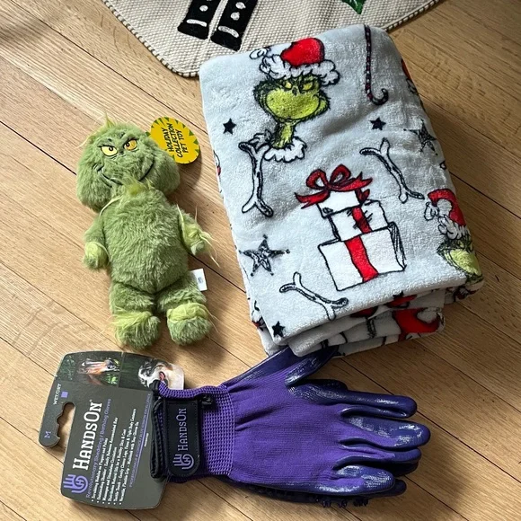 Deshedding gloves + Grinch Blanket and Plush Toy Set