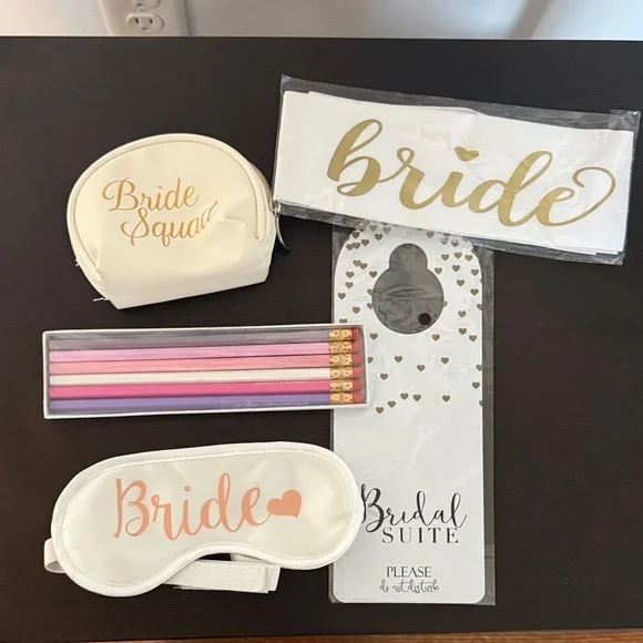 NWT Bridal Suite Party Set - Cream and Gold