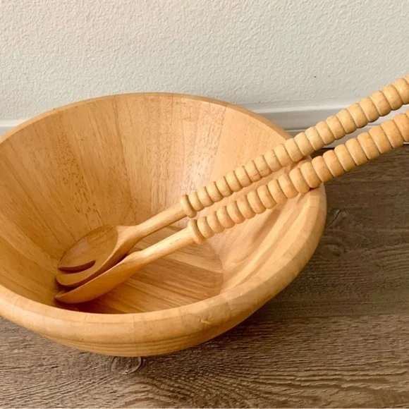 Wooden bowl with 2 spoons