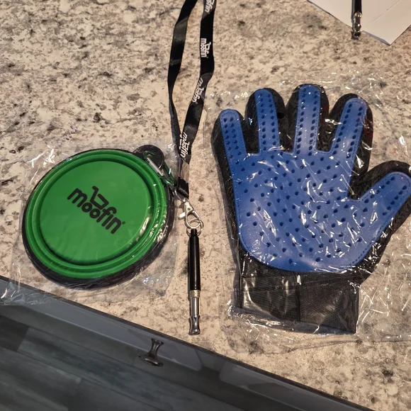 New Moofin Set Of 3 Green Collapsible Bowl & Blue Pet Grooming Glove Dog Whistle