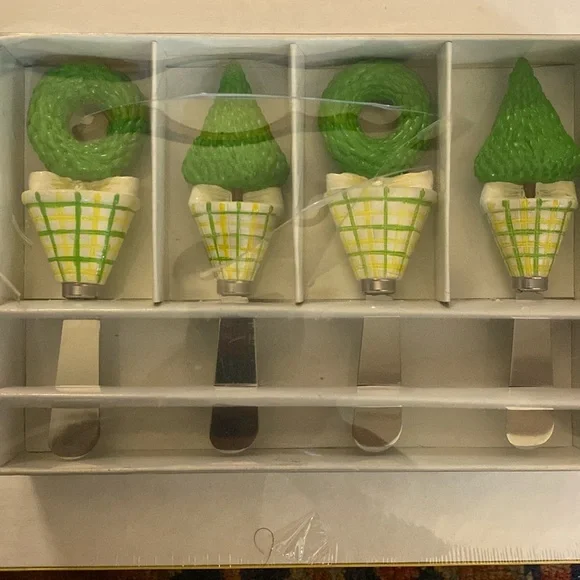 Topiary resin spreaders: Main Street Collection
