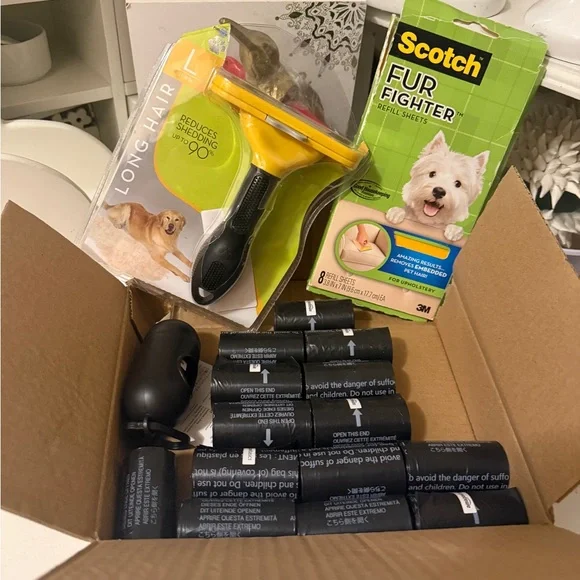 Scotch Fur Fighter Pet Hair Remover Set and box of plastic with a plastic holder