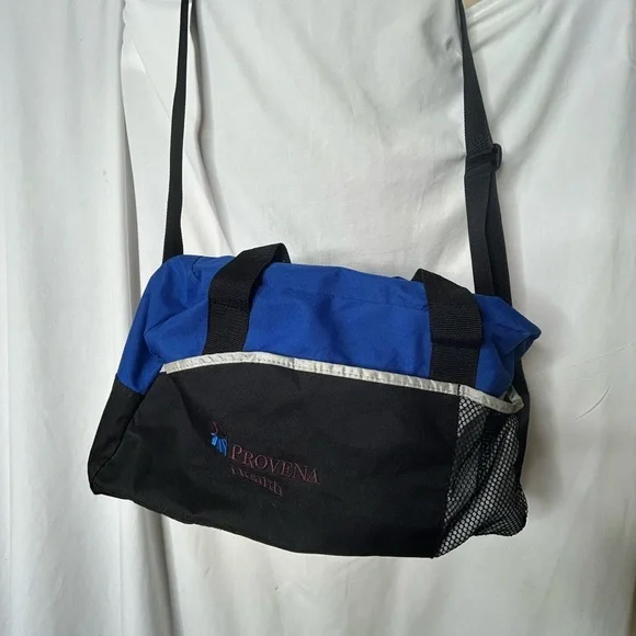 Gym duffle‎ bag with removable shoulder strap.