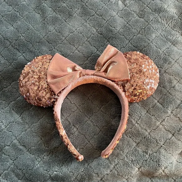 Disney Pink Sequin Minnie Mouse ears Hair Accessory‎ with Bow