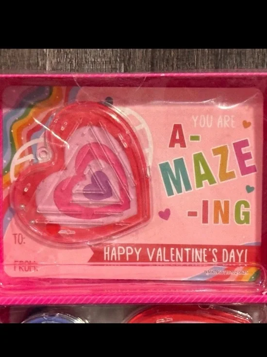 💞 New Pack of 8 Party Favor Heart Maze Toys