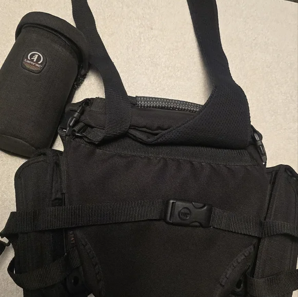 Tamrac Velocity 7 Sholder Bag with 2 extra lens/accessories side cases.