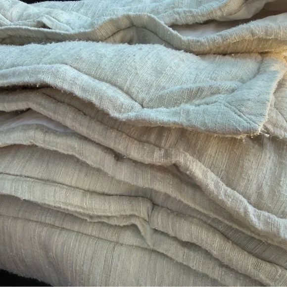 RH Raw Silk channel-stitched Quilt. Luxurious Cream Quilt F/Q Gently Used