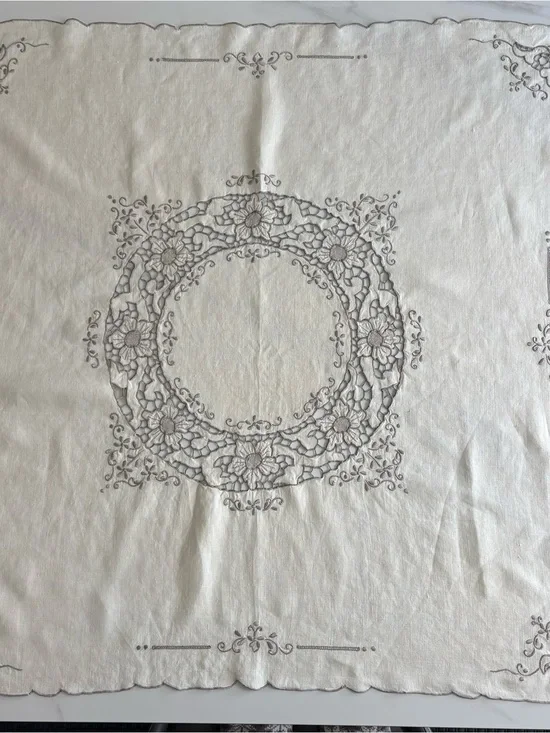 Embroidered Floral Table Linen in Beige/Cream 31x31