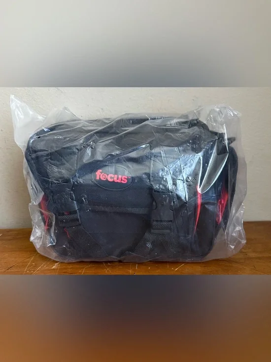 Focus Deluxe SLR Photo/Video Medium Camera Accessory Case w/Cleaning Kit &Cloth