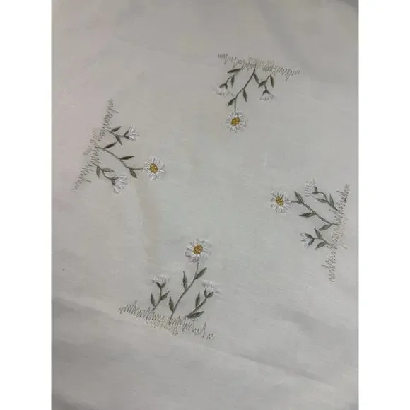 Vtg Embroidery Linen Blend Tablecloth Daisy Flower Peking Handicraft 37x35