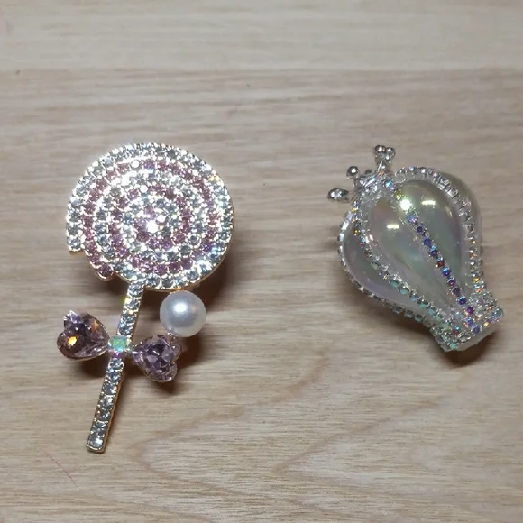 Set Of 2 Large Beads Pearl and Crown Design