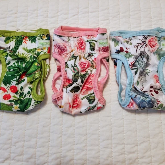 3 PACK FEMALE DOGGIE DIAPERS SIZE SMALL NWOT