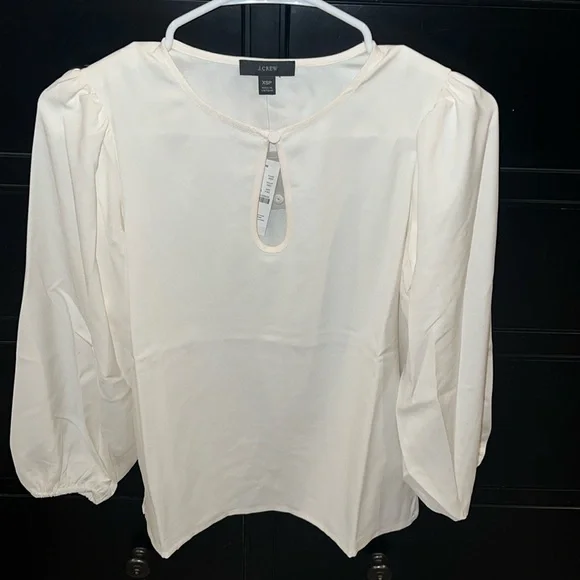 J.Crew NWT‎ women’s cream puff sleeve crepe keyhole neckline top. Size XSP