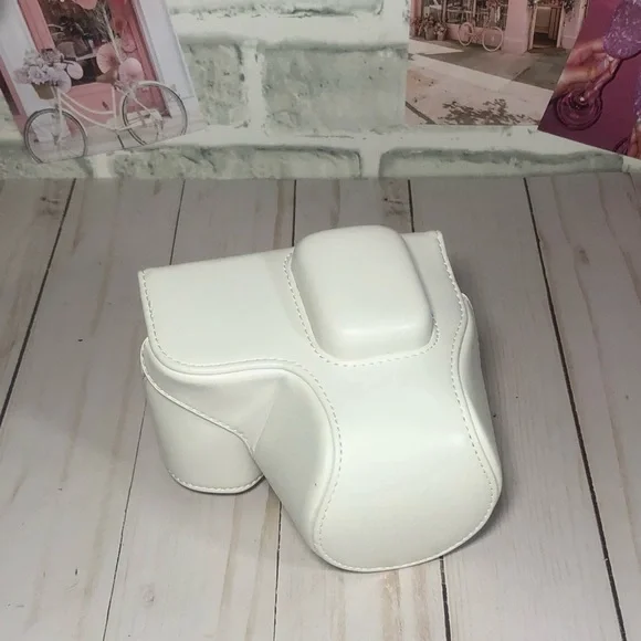 III5 MegaGear White Leather Camera Case w/Strap