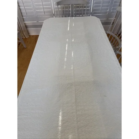 Stunning vintage Cloth tablecloth embossed With Tulips‎ No Stains 6ft X 6ft