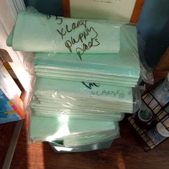 extra large puppy pads 5 to a pack selling separately 6$