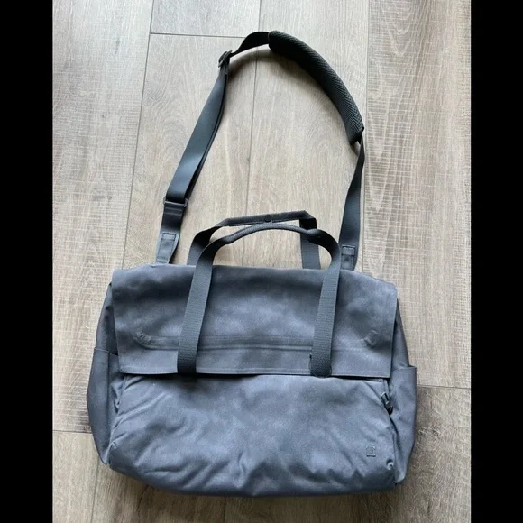 Lululemon Early Embark Duffel Bag in Gray
