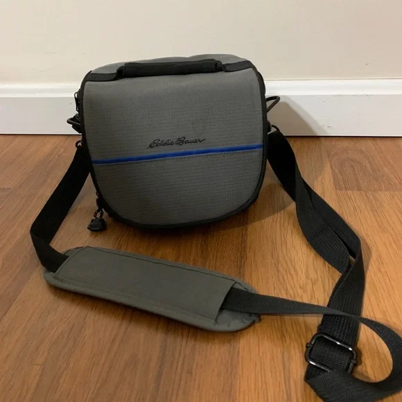 EDDIE BAUER CAMERA, CAMCORDER OR TRAVEL BAG WITH SHOULDER STRAP CLASSIC