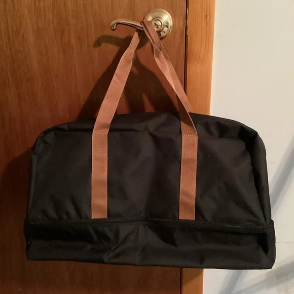Duffle 🆕 weekender bag, separate zippered open bottom, black bag w/ brown straps
