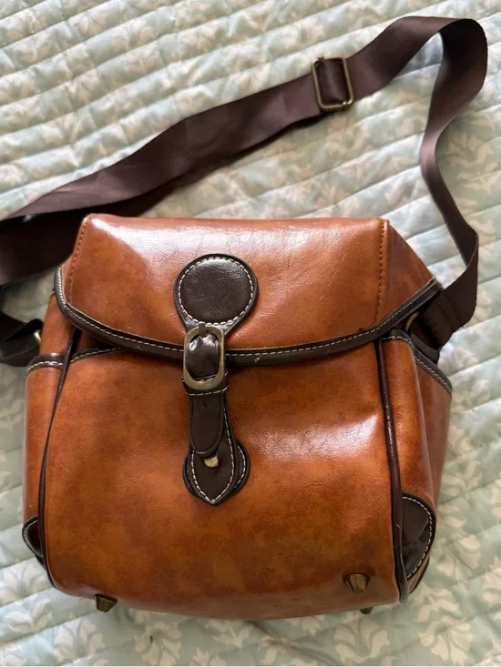 Brown Leather Camera Bag Strap lt doesn’t have the black compartment