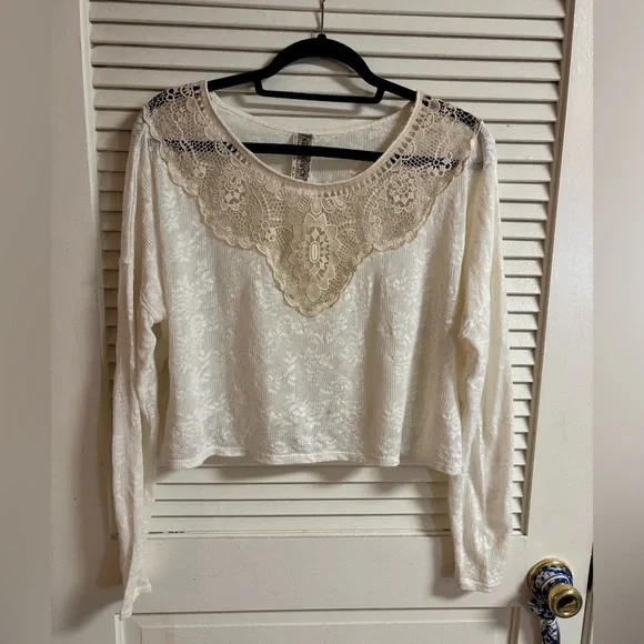 Free People Long Sleeve Cropped Crochet Shirt size M/L
