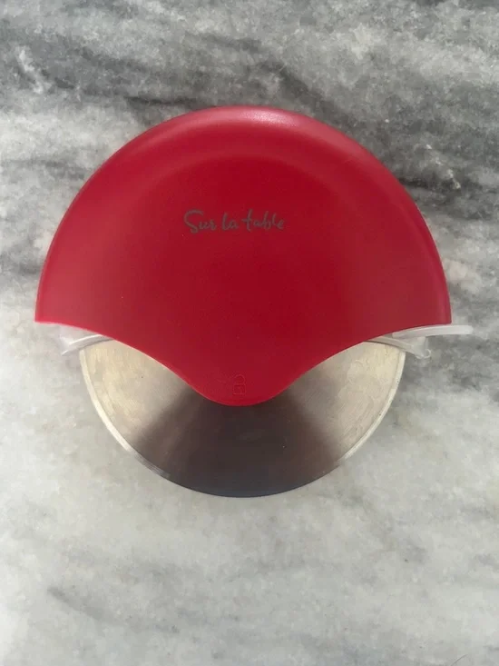 Sur la table pizza cutter