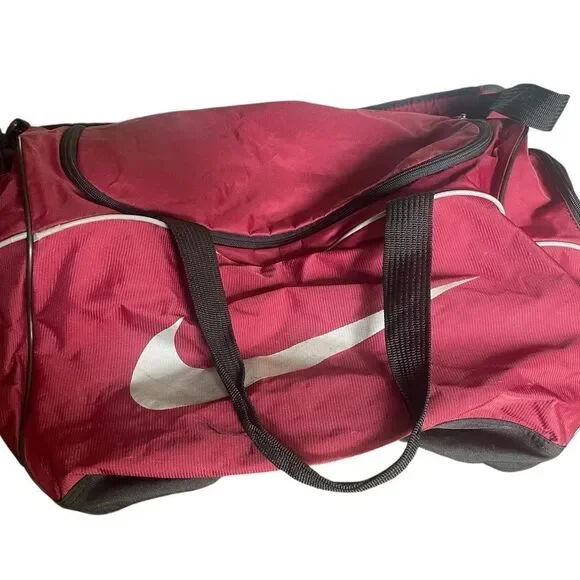 Nike Burgundy Sports Bag larges bottom measures 19 x 12 side pockets G54