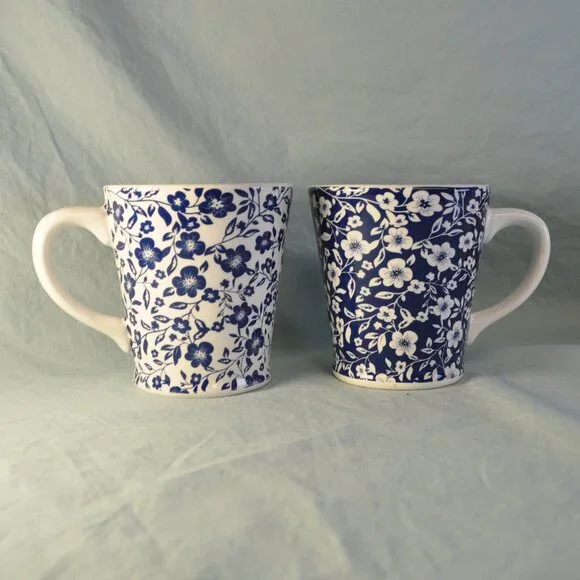 TWO 14 oz mug blue & white floral sur la table (w1261)
