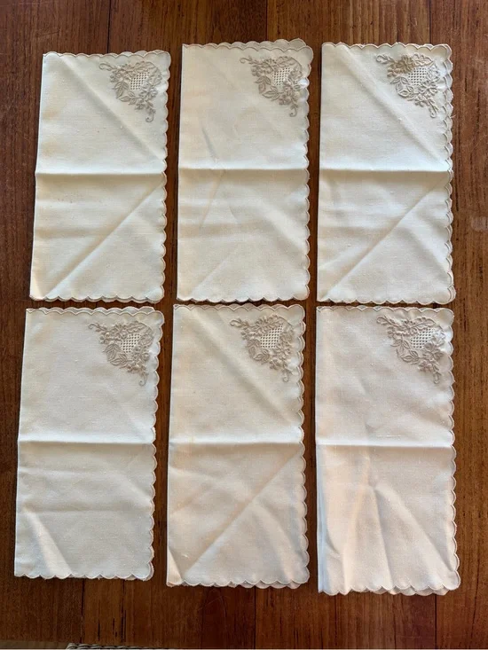 Vintage Embroidered Scalloped Edge Dinner Napkins - Cream/Tan 12