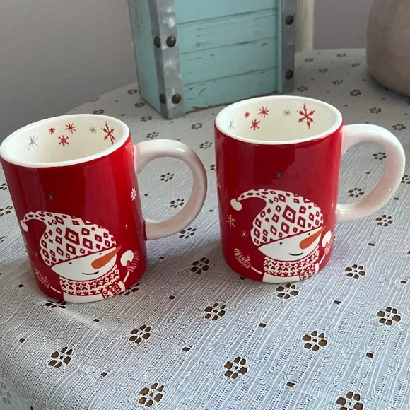Sur la table brand Festive Red Snowman Mugs